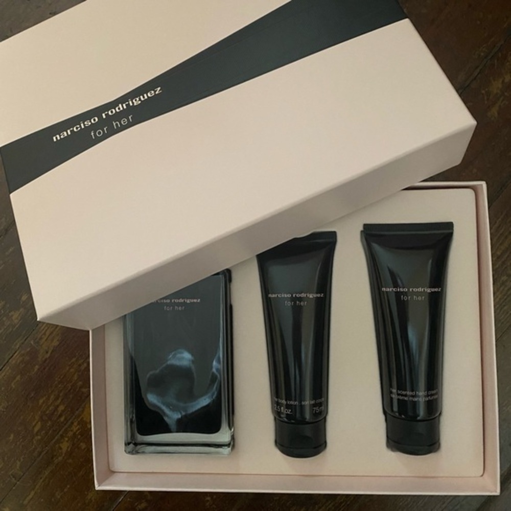 narciso rodriguez for
• her beautifully detailed exclusive gift set new